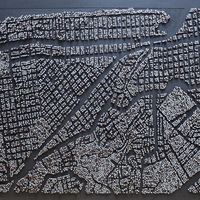 The sinuous road design that this artist drew out of each plan, together with the sparkling coloring of the metal fibers used, makes one think of abstract compositions unrelated to any need of content. Only the second reading by an impatient eye places us in the fields of reference injected by both authors with these devices of strong semantic value. Such subtlety urges locating multiple interpretative nodes, irrespective of the signaling that these works reinstate before our geographic patrimony.
