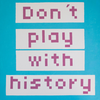 Hander Lara emplea el diseño gráfico para invocar en cada pieza una síntesis expresiva que recuerda al conceptualismo y minimalismo norteamericano. Alude, sugiere, recuerda, incluso, perturba. Don’t Play with History, desde la sutil superficialidad de su estructura, es una caja de pandora esperando a ser abierta. Esta muestra, en su totalidad, es el ensayo de un micro sensorium en el que las referencias culturales se hilvanan tejiendo una nube de vapor de la cual es imposible asirse. Genera, consecuentemente, inestabilidad sensitiva, racionalizadora, incluso, cognoscitiva; representa las formas en las que el hombre se apropia del mundo y lo recrea. Y escoge la historia como motivo metonímico que representa legado, símbolo en sí mismo, futuro y pasado, creación, ubicuidad, humanidad, cultura. Dios erigió al hombre y le regaló, no ya los años, sino la memoria de los años; le entregó, no la Tierra, ni siquiera su control, sino la sensación abrumadora de poseerla.